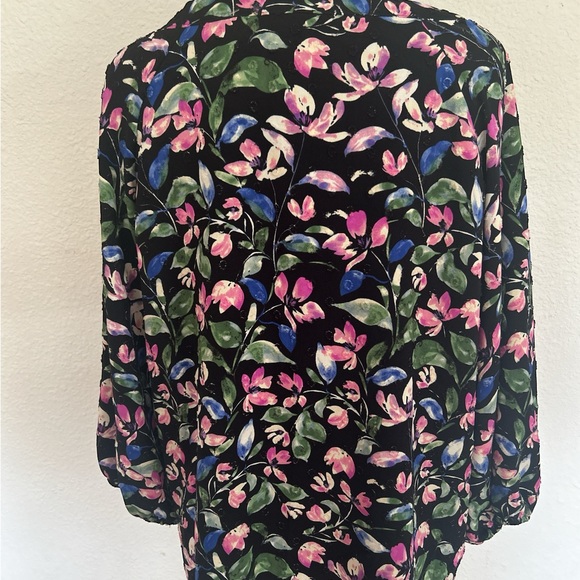 NWOT FLORAL PRINT BLOUSE - Picture 3 of 3